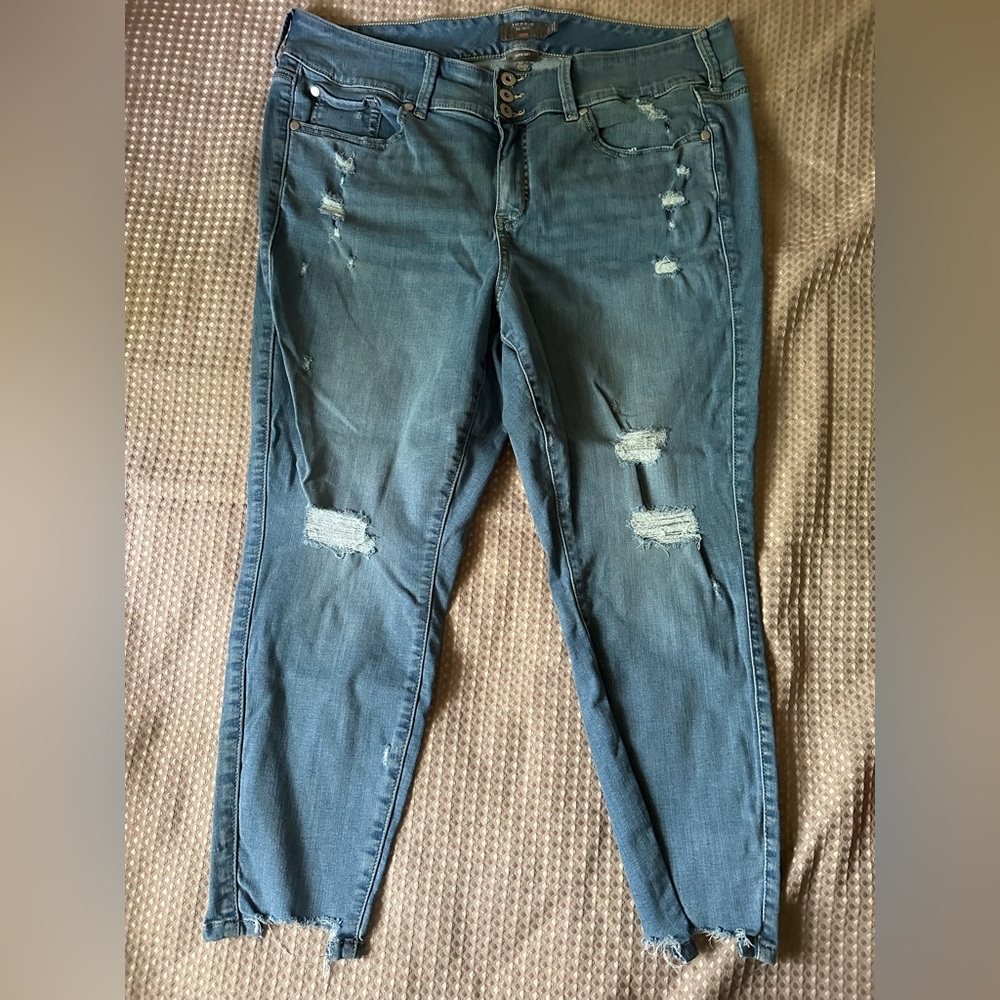 Torrid Blue High Rise Jeggings with Distressed Details 20 EUC light wash